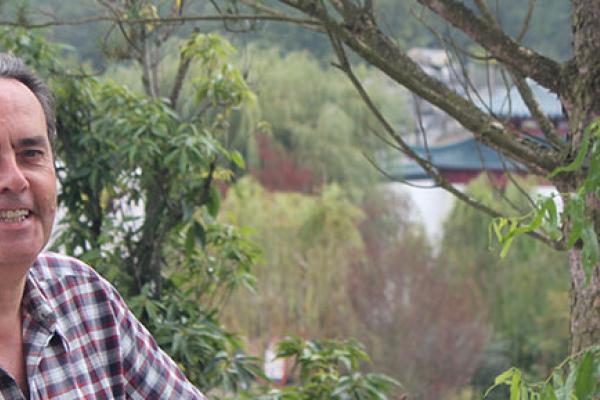 Photo of Marc Berghmans with a garden at the background